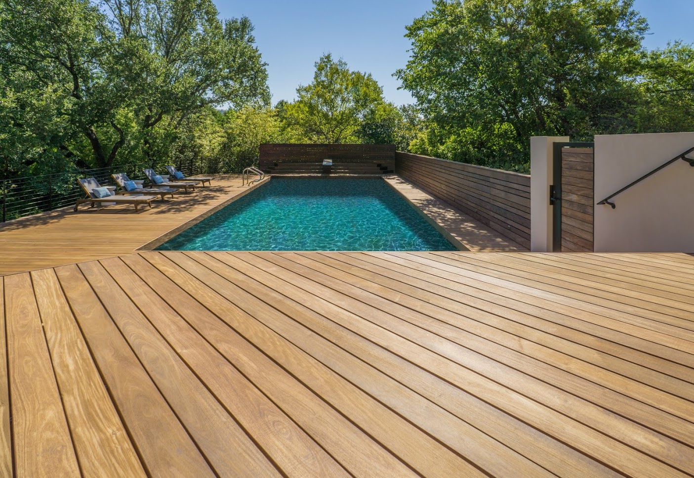 Outdoor Decking: How it is the new trend and what ate the rewards